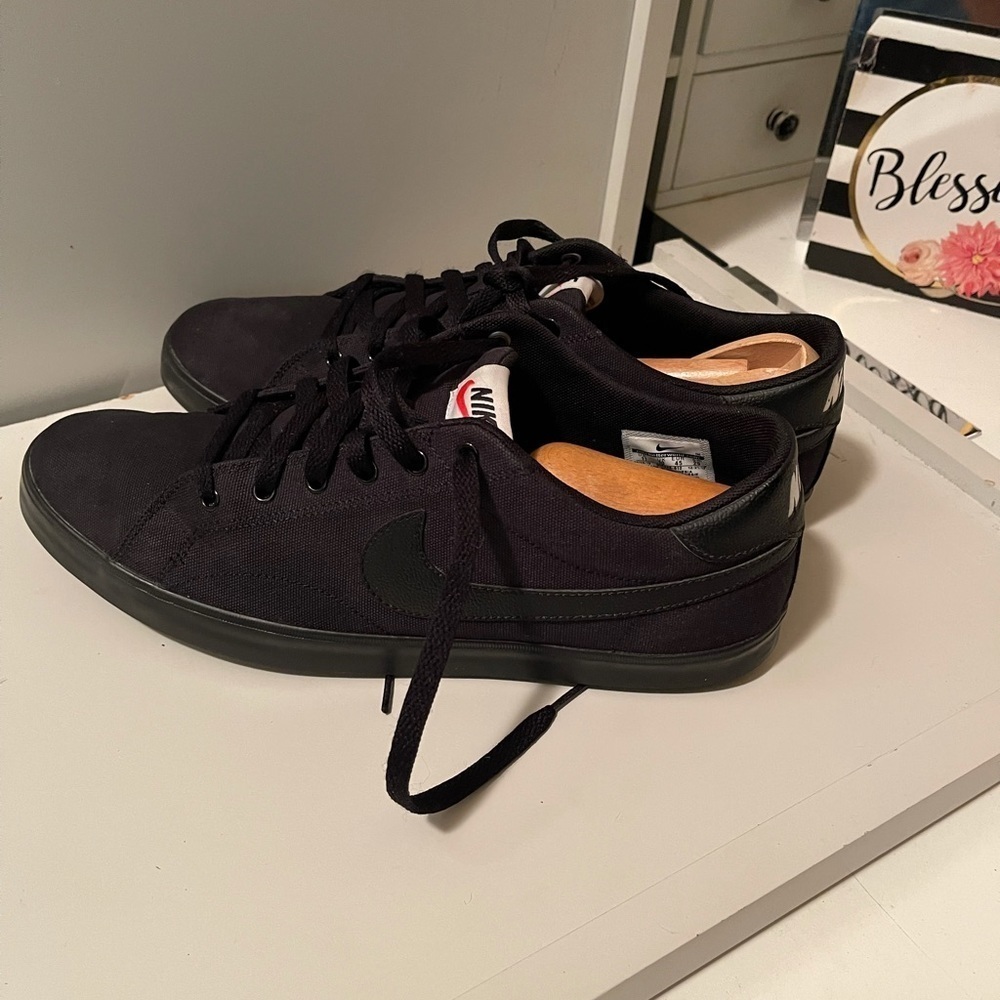 Nikes very nice and  simple sneaker with black logo in two sides - Picture 7 of 16
